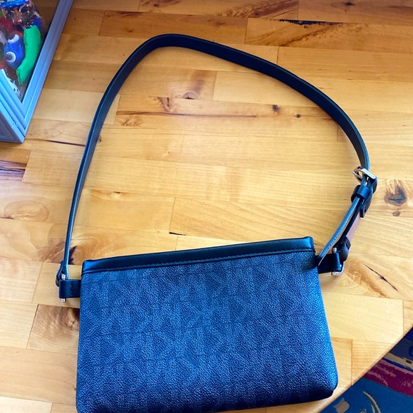 Michael Kors waist bag - Picture 1 of 3